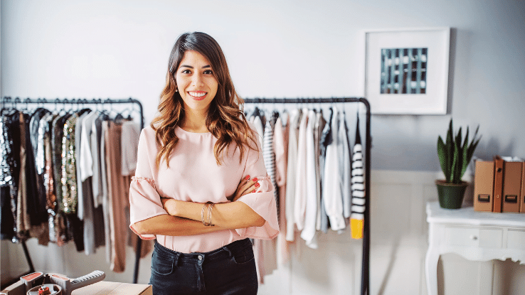 Junge Entrepreneurin in ihrem Designer-Geschäft