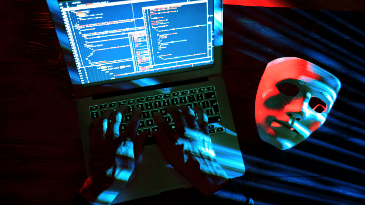 laptop und maske im kontext von domain abuse cases