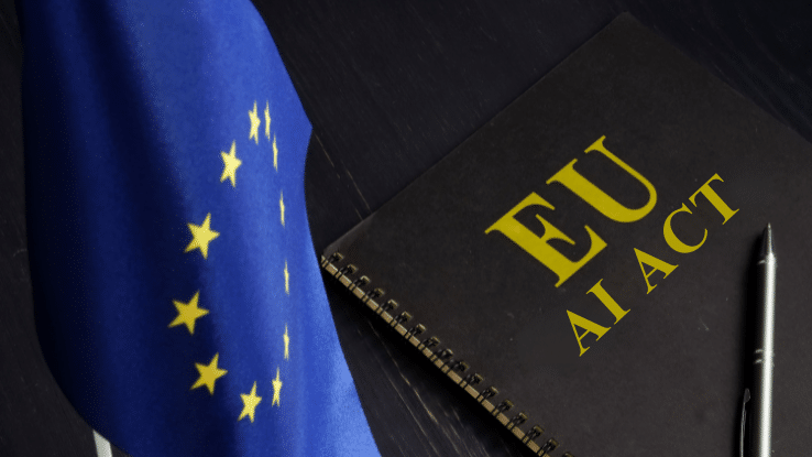 EU AI Act Dokument neben EU-Flagge