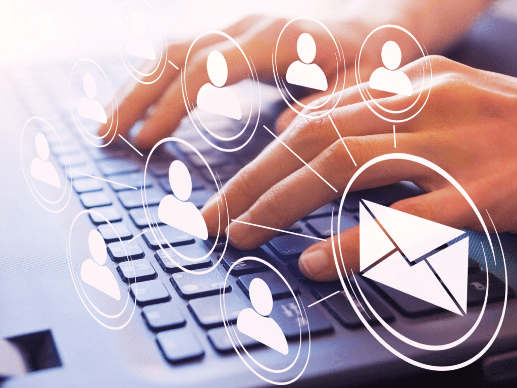 email logo vor laptop-tastatur